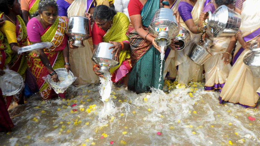 TOPSHOT - Indian women pour milk into the sea as an offering during a ceremony for the victims of the 2004 tsunami at Marina Beach in Chennai on December 26, 2016.The earthquake and tsunami that struck the Indian Ocean on December 26, 2004 killed over 230,000 people and devastated coastal communities, including the shorelines of the southern Indian states of Tamil Nadu, Andhra Pradesh, and Kerala. / AFP / ARUN SANKAR        (Photo credit should read ARUN SANKAR/AFP/Getty Images)