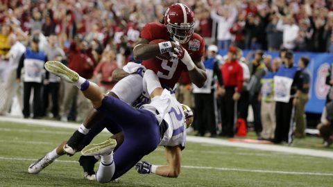 Alabama running back Bo Scarbrough had an 18-yard touchdown run during the first half of the Peach Bowl, his first of two scores.