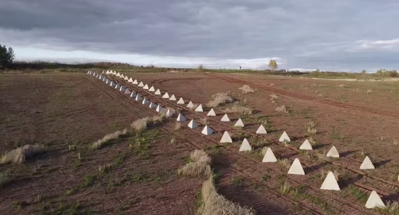 An image, taken by Russian tabloid outlet RIA/FAN, shows two rows of the anti-tank pyramids sitting in the field just outside of Russian-occupied Hirske, Ukraine.
