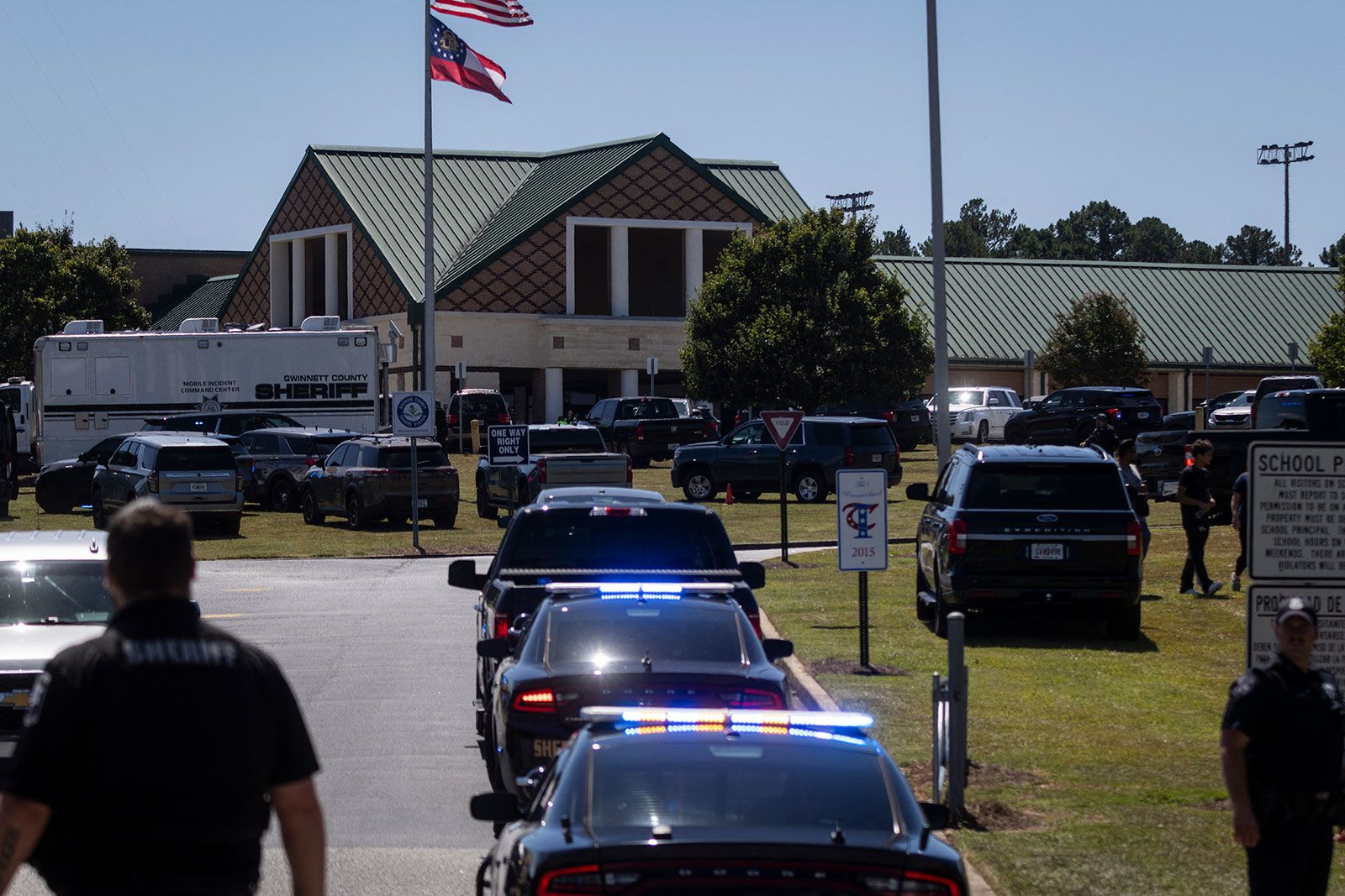 Pai Detido Após Entregar Fuzil AR-15 a Adolescente Que Cometeu Massacre em Escola na Geórgia