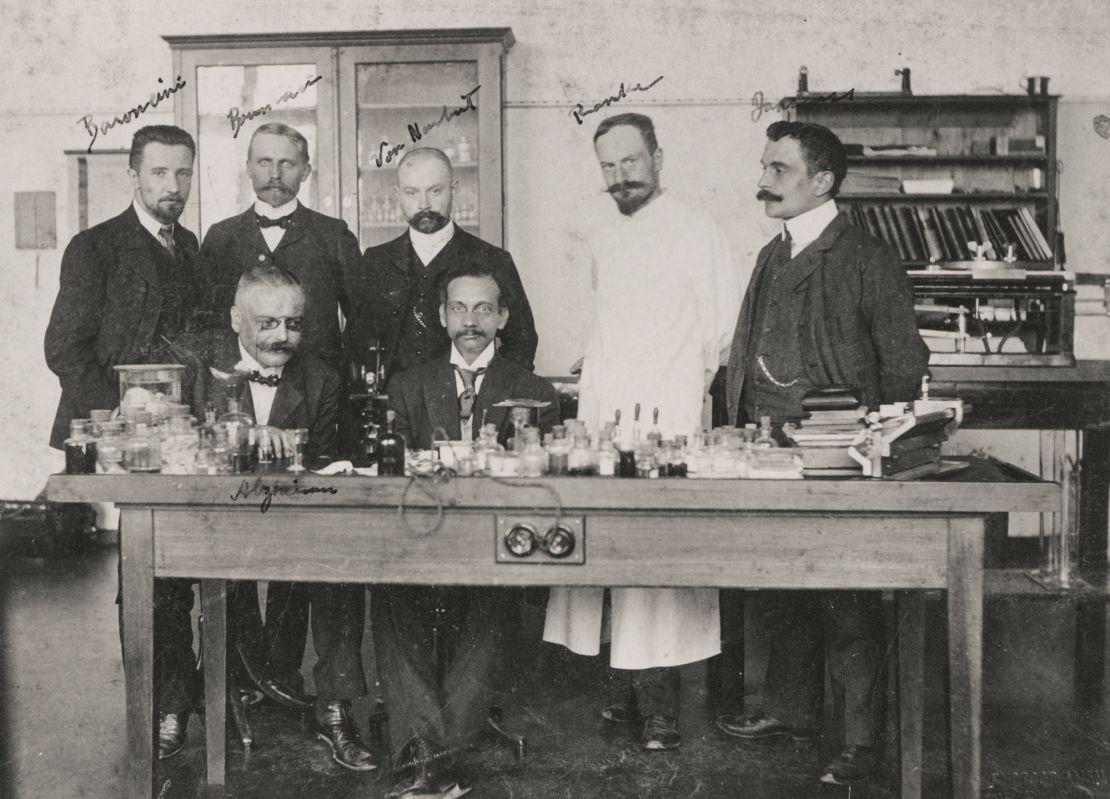 Dr. Alois Alzheimer (front left) and Dr. Solomon Carter Fuller (in the front, second from the left) are in the Royal Psychiatric Clinic Lab with a group of psychiatrists.