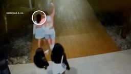 Imágenes de vigilancia obtenidas por Noticias SIN muestran a Joshua Steven Riibe caminando hacia la playa con Sudiksha Konanki la noche de su desaparición. Riibe no es considerado sospechoso en el caso y no ha sido acusado de ningún delito.