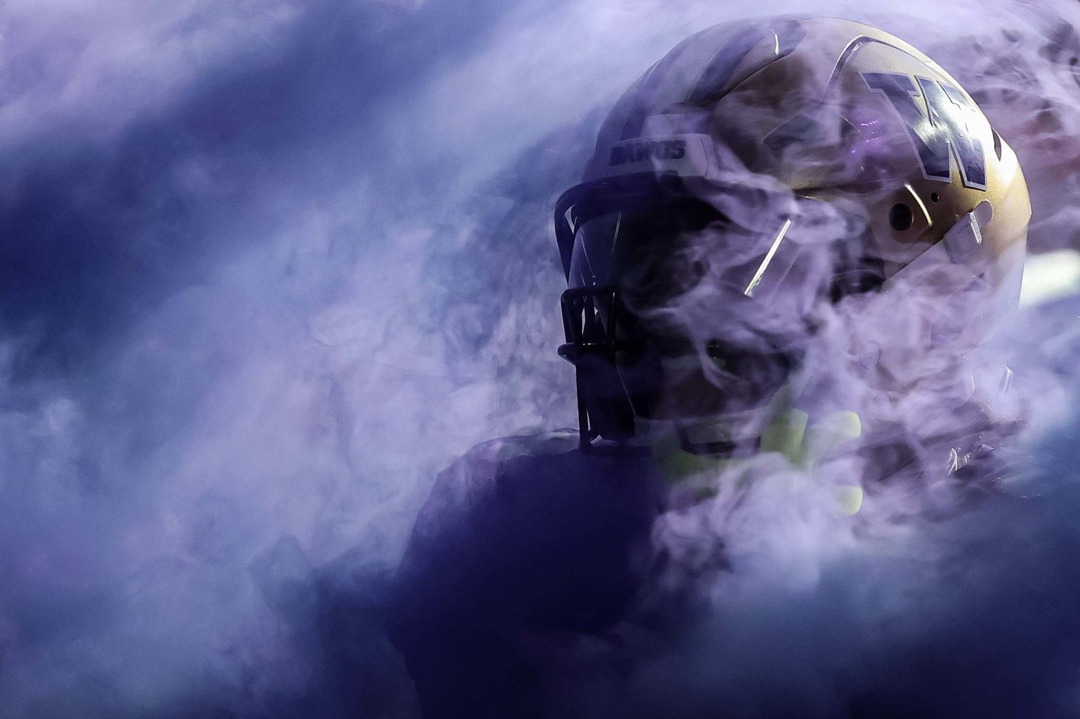 Anterio Thompson, a defensive lineman for the Washington Huskies, takes the field for a college football game in Seattle on Saturday, September 6.