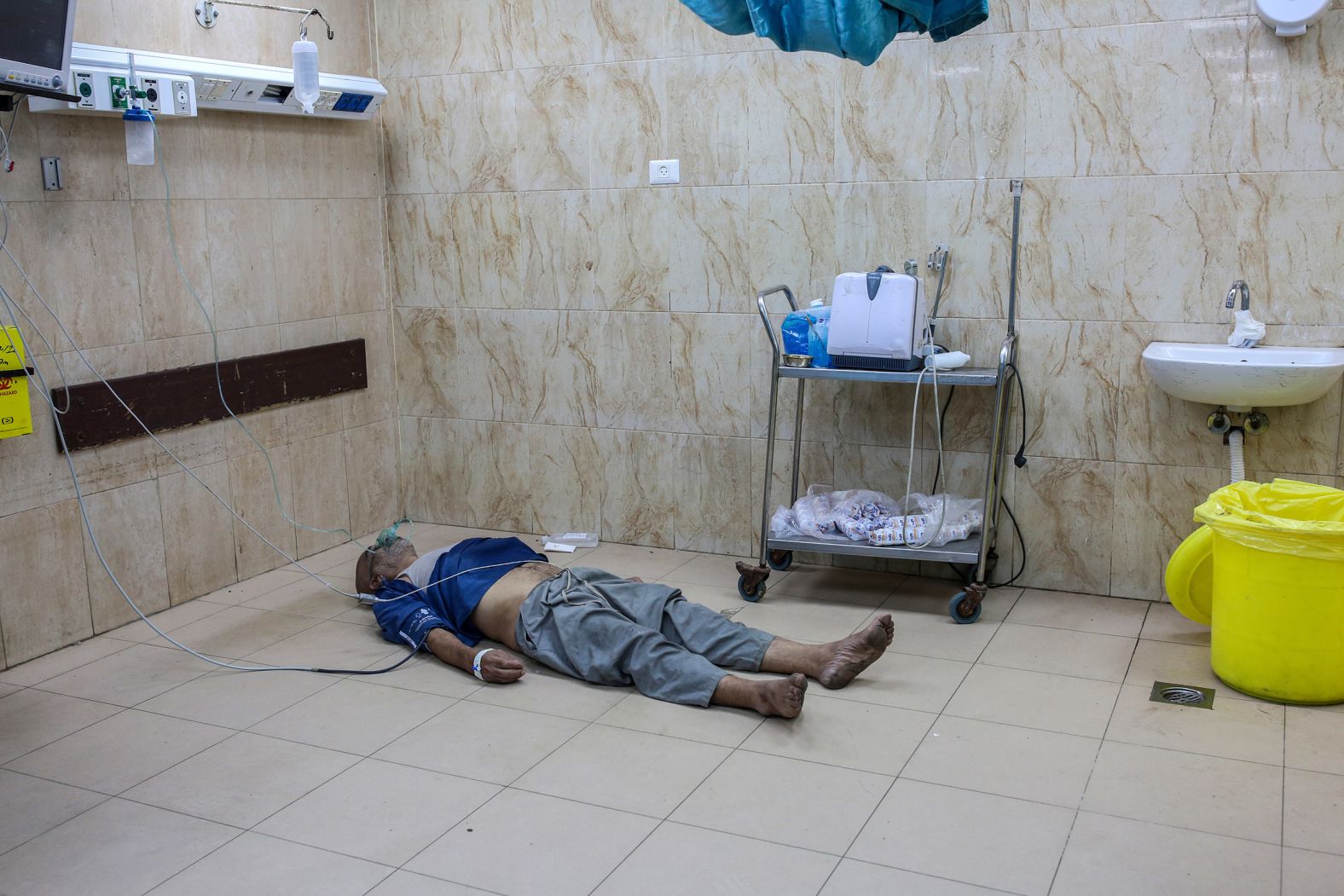 A patient lies on the floor of the Al-Aqsa Hospital in Deir al-Balah on November 5. Doctors said they were performing surgeries without anesthesia after weeks of Israeli attacks left severe shortages of medical supplies.