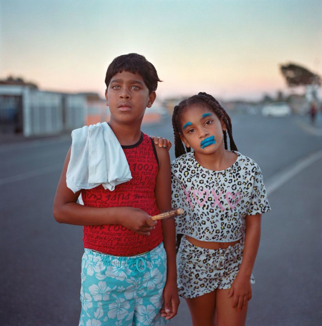 En "The Journey Home from School", la fotógrafa Laura Pannack exploró los peligros a los que se enfrentan los niños en una zona de Ciudad del Cabo (Sudáfrica) asolada por las bandas.