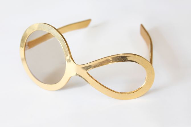 This 1960s prototype designed by Pierre Cardin has an asymmetric frame made of plastic.