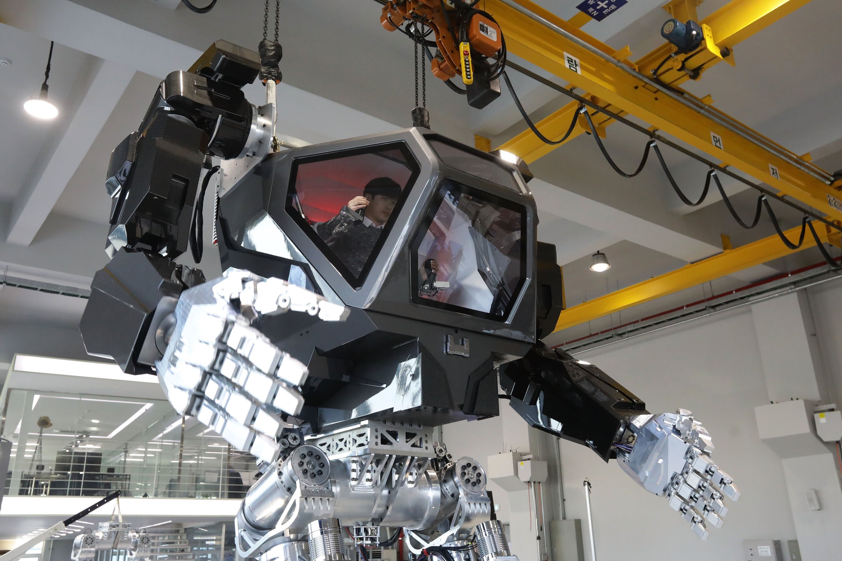South Korea unveils terrifying giant robot which could make the