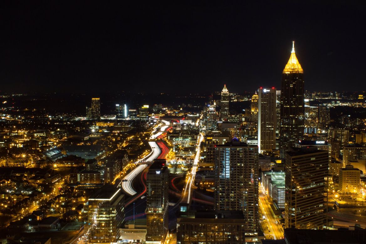 Greg Hogan posted this image of the skyline of Atlanta in Georgia, United States, on Twitter. "What's beautiful about this view is you can see right into the heart of the city" explains Hogan.<br />