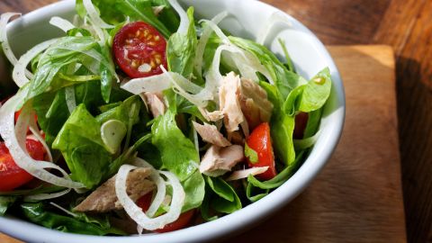 A salad made with spinach, light tuna, veggies, feta and yogurt dressing can make for a low-calorie, nutrient-rich lunch. But when your salad contains crispy chicken, bacon, cheddar and ranch dressing, you'd be better off eating a burger.