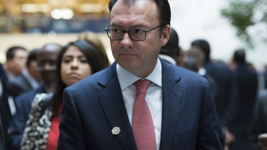 Mexican Secretary of Finance and Public Credit Luis Videgaray walks to  the IMFC Plenary Session during the IMF and World Bank Group 2016 Spring Meetings on April 16, 2016 in Washington, DC.    / AFP / MOLLY RILEY        (Photo credit should read MOLLY RILEY/AFP/Getty Images)