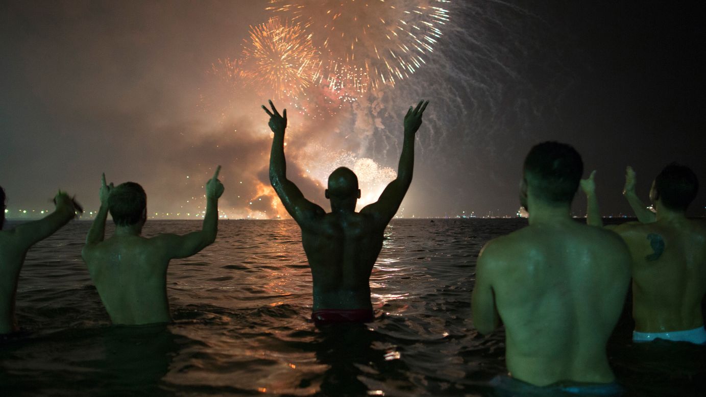 People watch <a href="http://www.cnn.com/2016/12/31/world/gallery/new-years-2017/index.html" target="_blank">New Year's fireworks</a> explode over the Copacabana beach in Rio de Janeiro. <a href="http://www.cnn.com/2016/12/23/world/gallery/week-in-photos-1223/index.html" target="_blank">See last week in 30 photos</a>