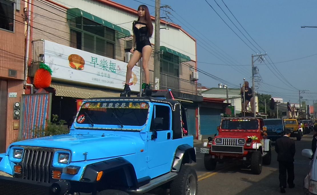 Some 50 pole dancers performed on top of Jeeps during the funeral procession of former Chiayi City county council speaker Tung Hsiang in Chiayi City, southern Taiwan.
