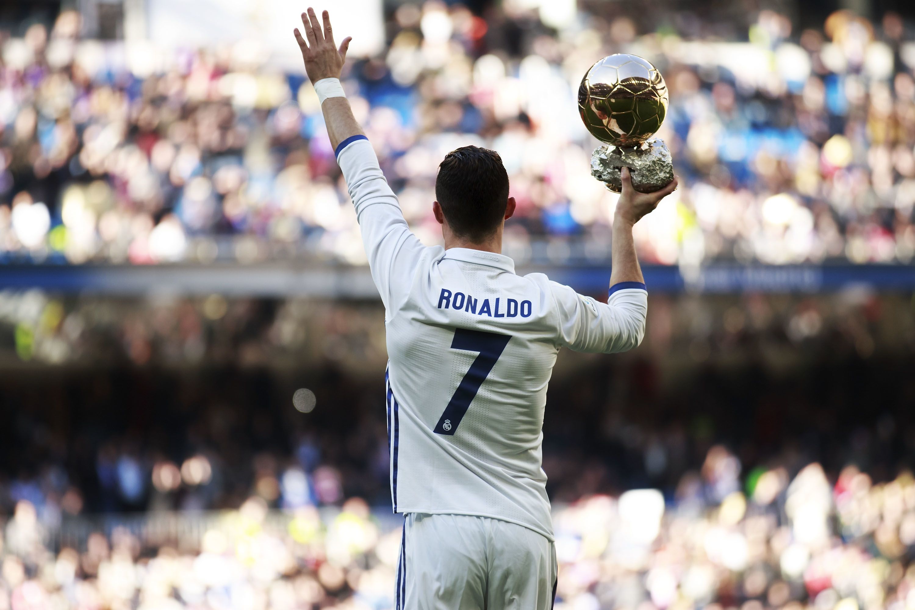 Сколько лет мячу. Криштиану Роналду Реал Мадрид. Роналду Реал Мадрид золотой мяч. Криштиано Роналдо Реал Мадрид золотой мяч. Криштиану Роналду Реал Мадрид 2017.