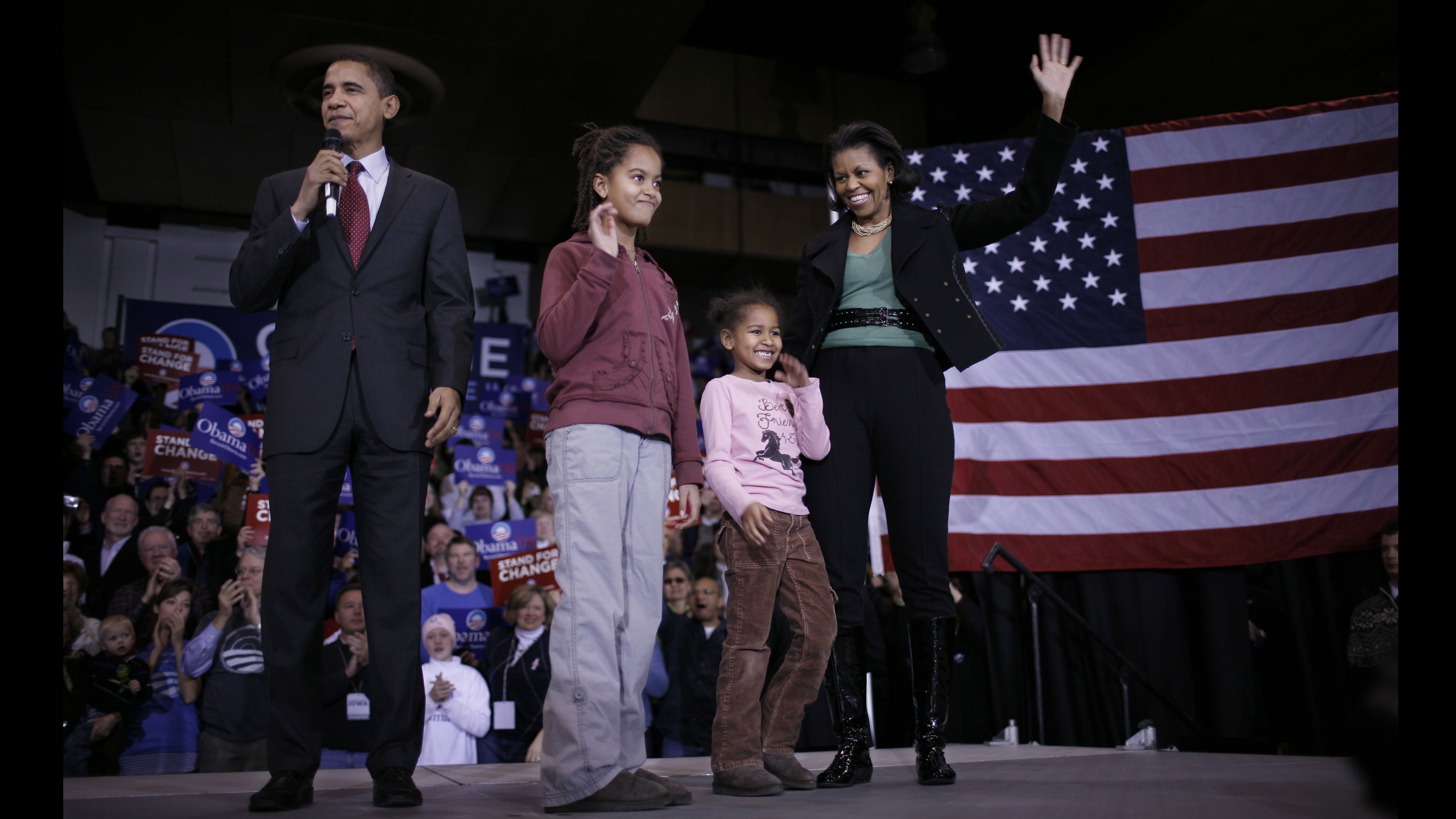 President Barack Obama (L) receives a commemorative jersey from