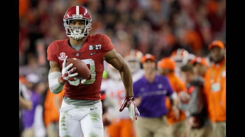 Alabama tight end O.J. Howard runs down the sideline for a touchdown after catching a third-quarter pass from Hurts. The 68-yard play helped Alabama stretch its lead to 24-14.