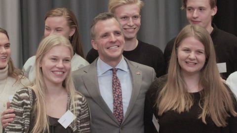 After speaking to a crowd about American politics in Aalborg, attendees lined up for photos and autographs.