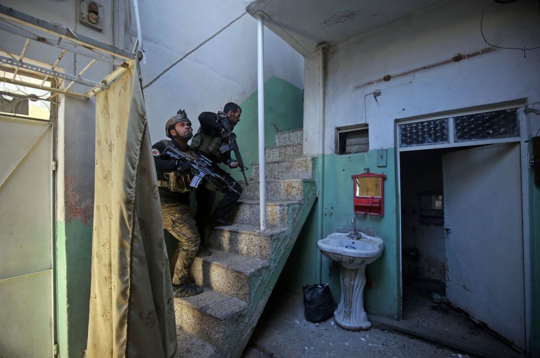Members of the Iraqi special forces Counter Terrorism Service (CTS) clear a building as they advance in Mosul's eastern al-Karamah neighbourhood on January 2, 2017, during an ongoing military operation against Islamic State (IS) group jihadists. 