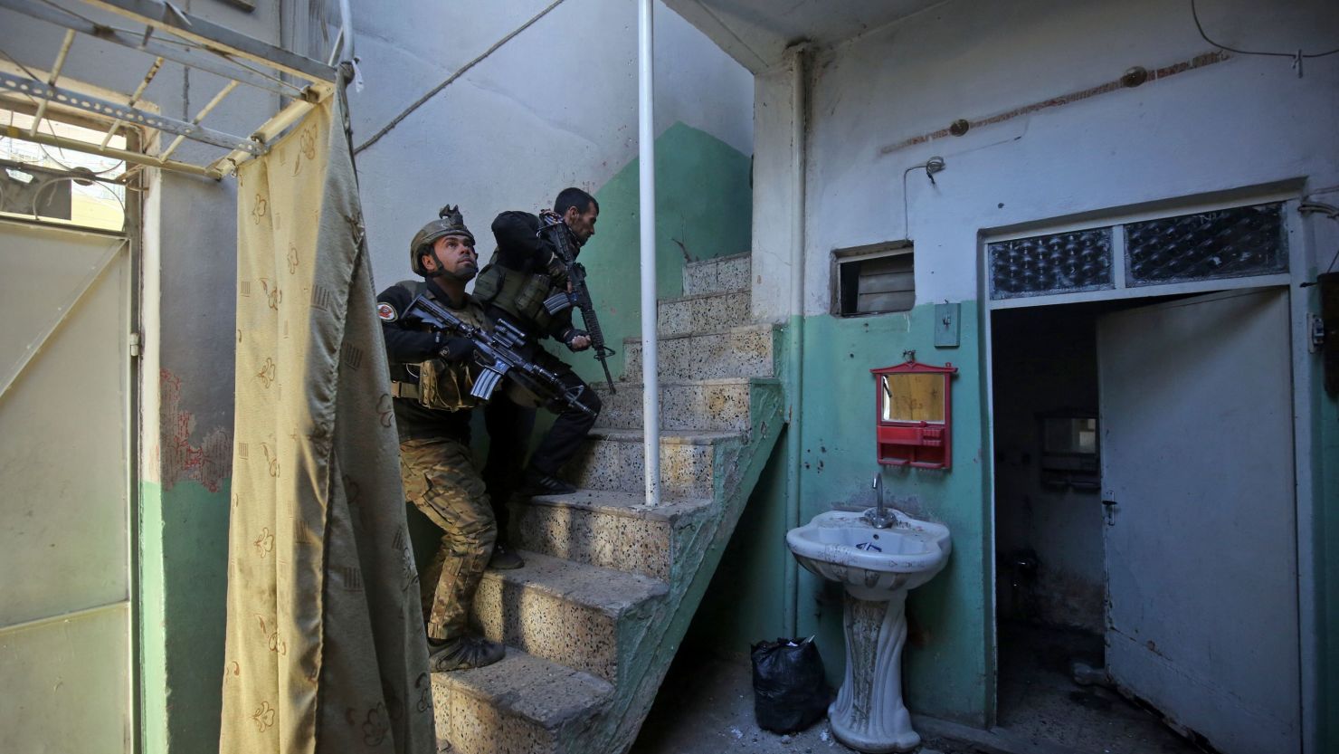Members of the Iraqi Special Forces clear a building in eastern Mosul on January 2, 2017.
