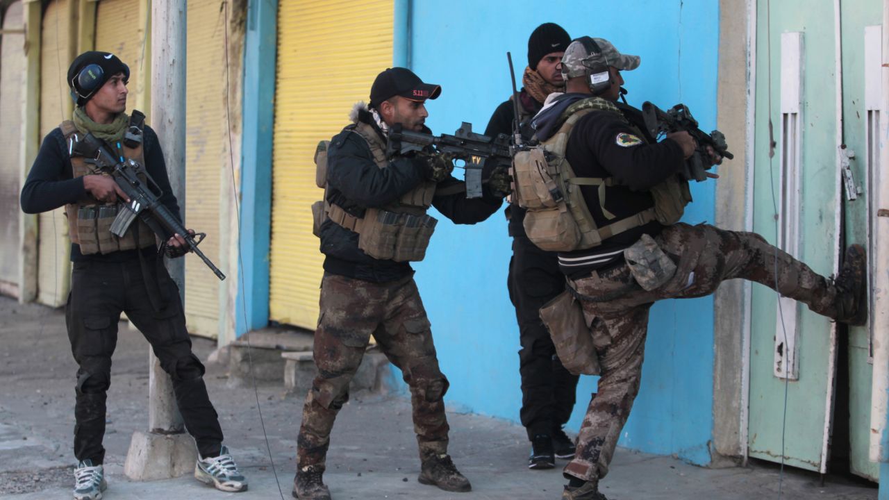 Members of the Iraqi special forces Counter Terrorism Service (CTS) advance in Mosul's eastern al-Karamah neighbourhood on January 2, 2017, during an ongoing military operation against Islamic State (IS) group jihadists.