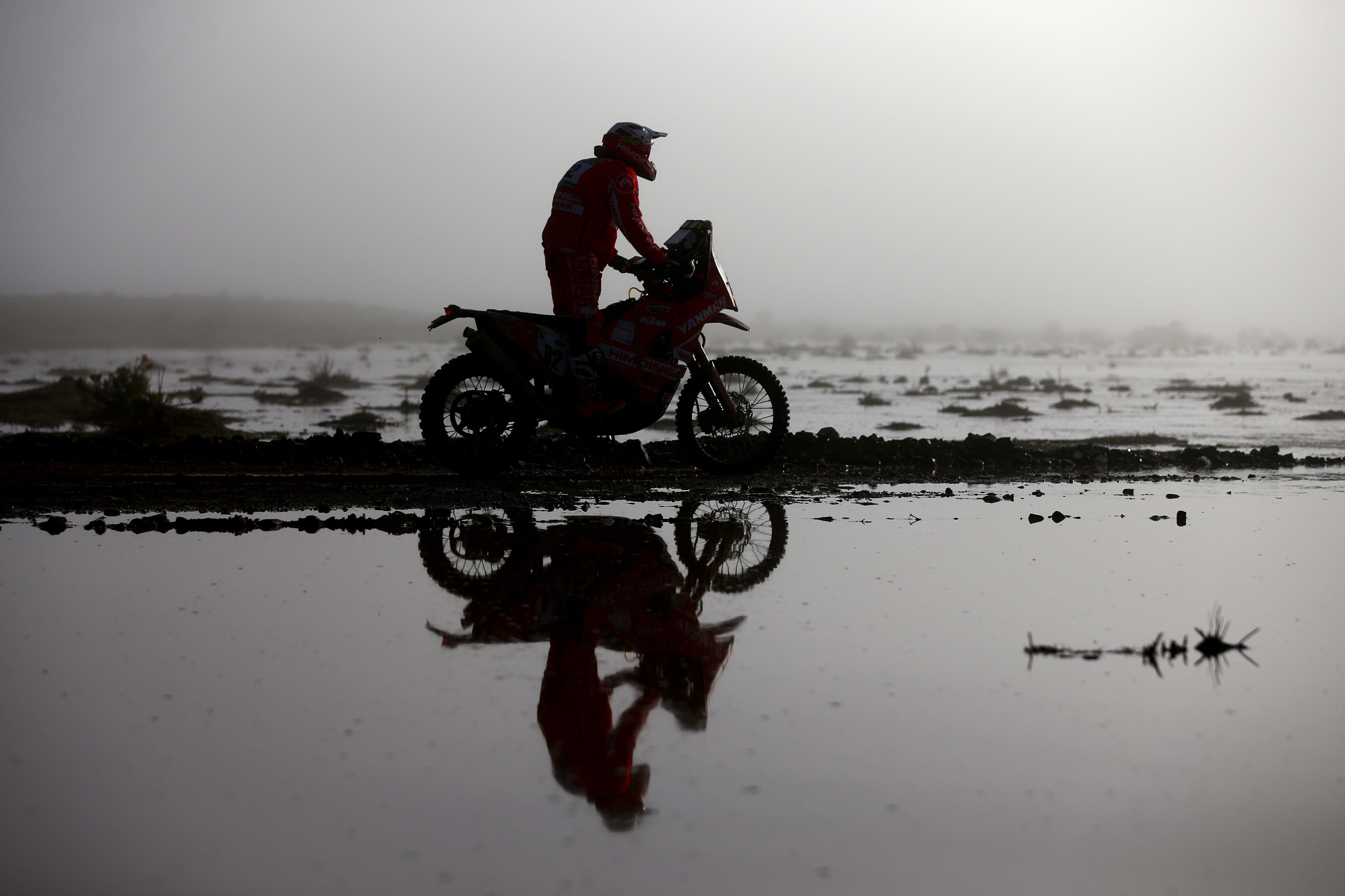 As the competitors head off road they must cross watery fords, race on rocky roads, deal with dusty terrain and scale towering sand dunes. 