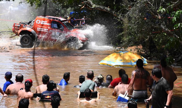 The 2016 Dakar Rally attracted 4.4 million spectators -- fans can get close to the action, as shown in this year's opening stage in Argentina.