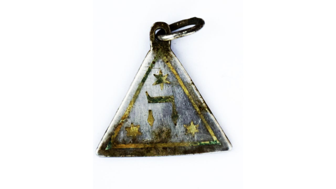 The reverse of the pendant shows the letter 'Hay' and three Stars of David.