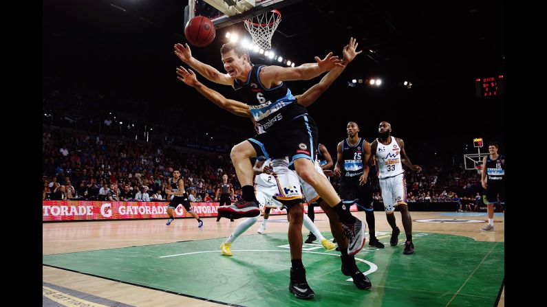 Kirk Penney of the New Zealand Breakers, front, collides with Garrett Jackson of the Sydney Kings during the 15th round of the NBL match on January 13 in Auckland.