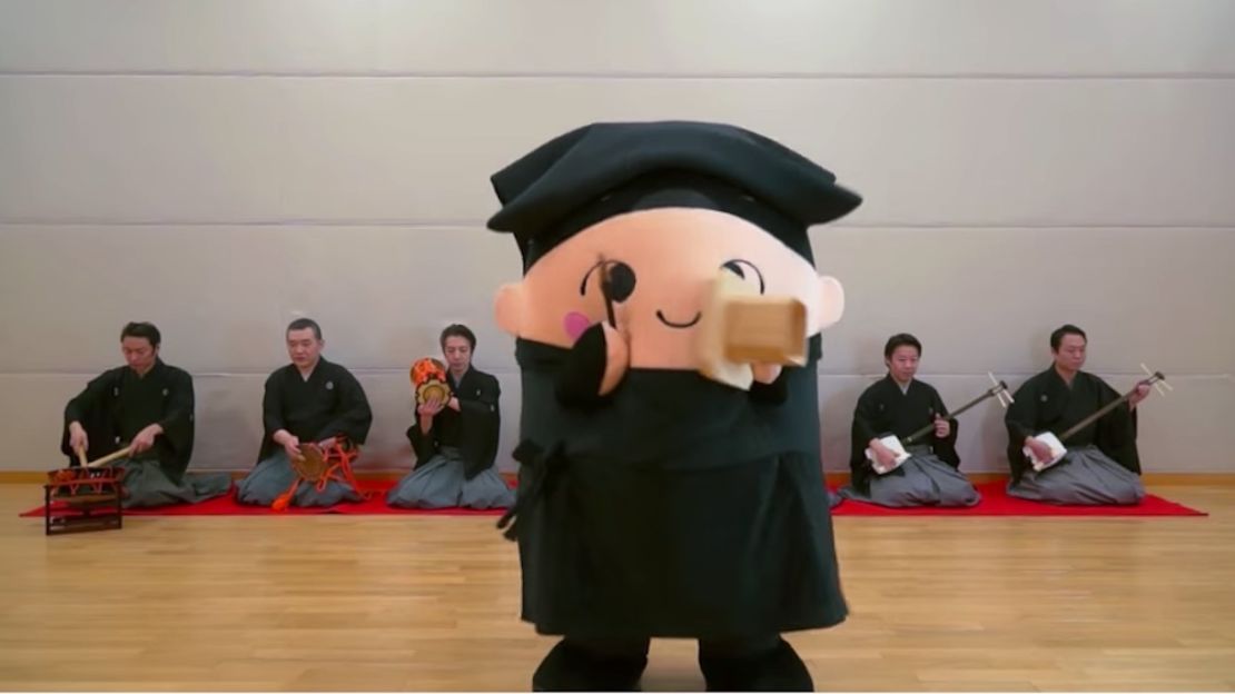The National Theatre's official mascot Kurogo-chan performs Pen-Nurisampo-Sampo-Pen with a group of elite musicians.