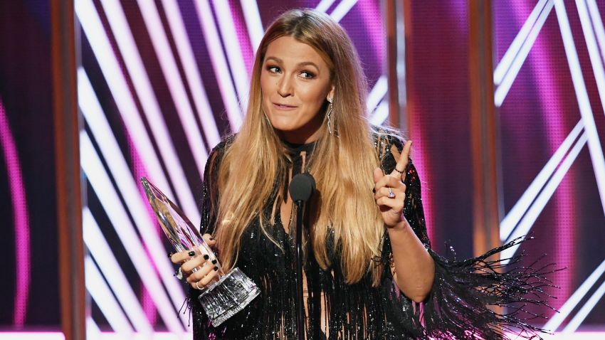 LOS ANGELES, CA - JANUARY 18:  Actress Blake Lively accepts Favorite Dramatic Movie Actress onstage during the People's Choice Awards 2017 at Microsoft Theater on January 18, 2017 in Los Angeles, California.  (Photo by Kevin Winter/Getty Images)