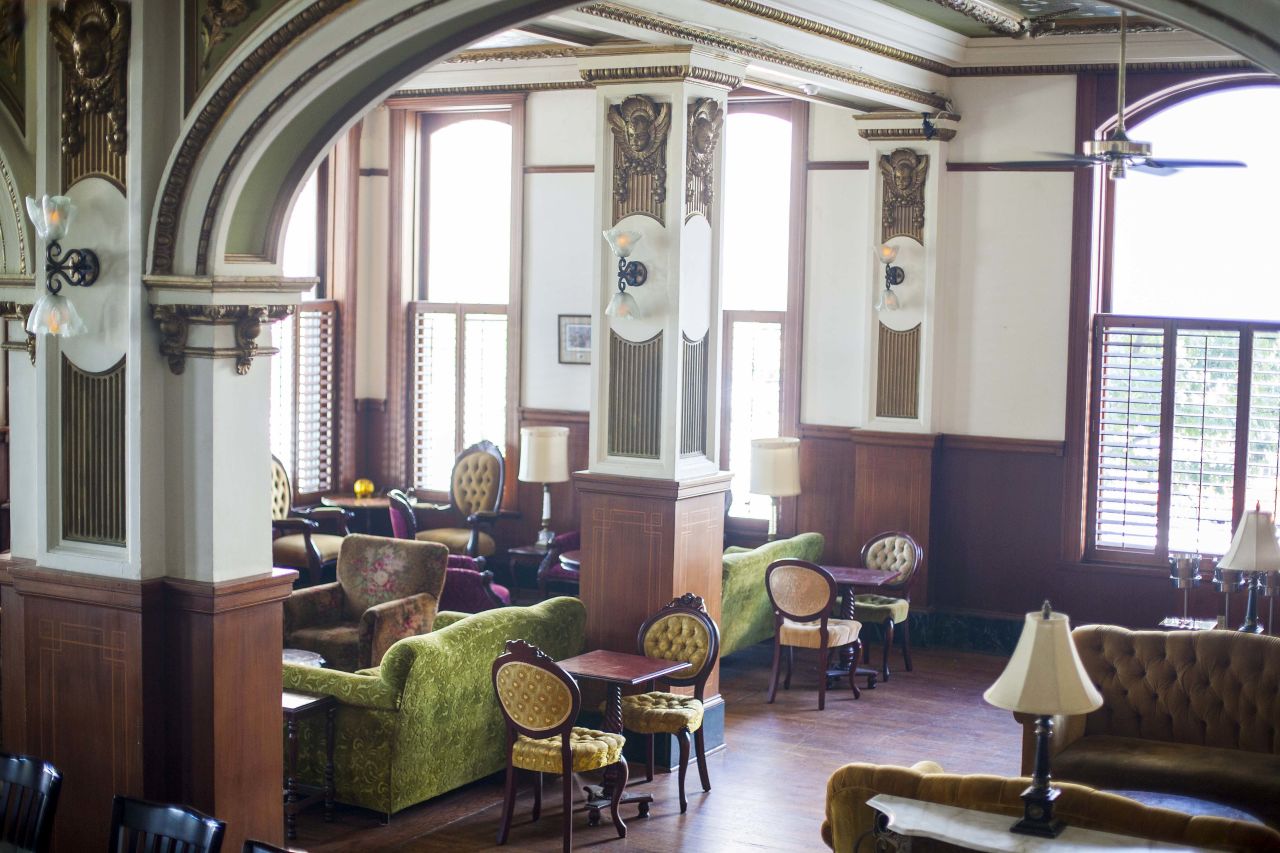 <strong>Public Services </strong>-- Primarily wine or pure spirits are served at Public Services beneath gold-accented vaulted ceilings in the grand old Cotton Exchange building.