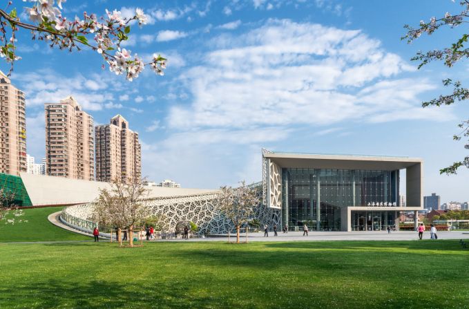 The building provides air-conditioning in gallery areas to protect the artwork form humidity, but operates automated windows and skylights to naturally ventilate public areas.