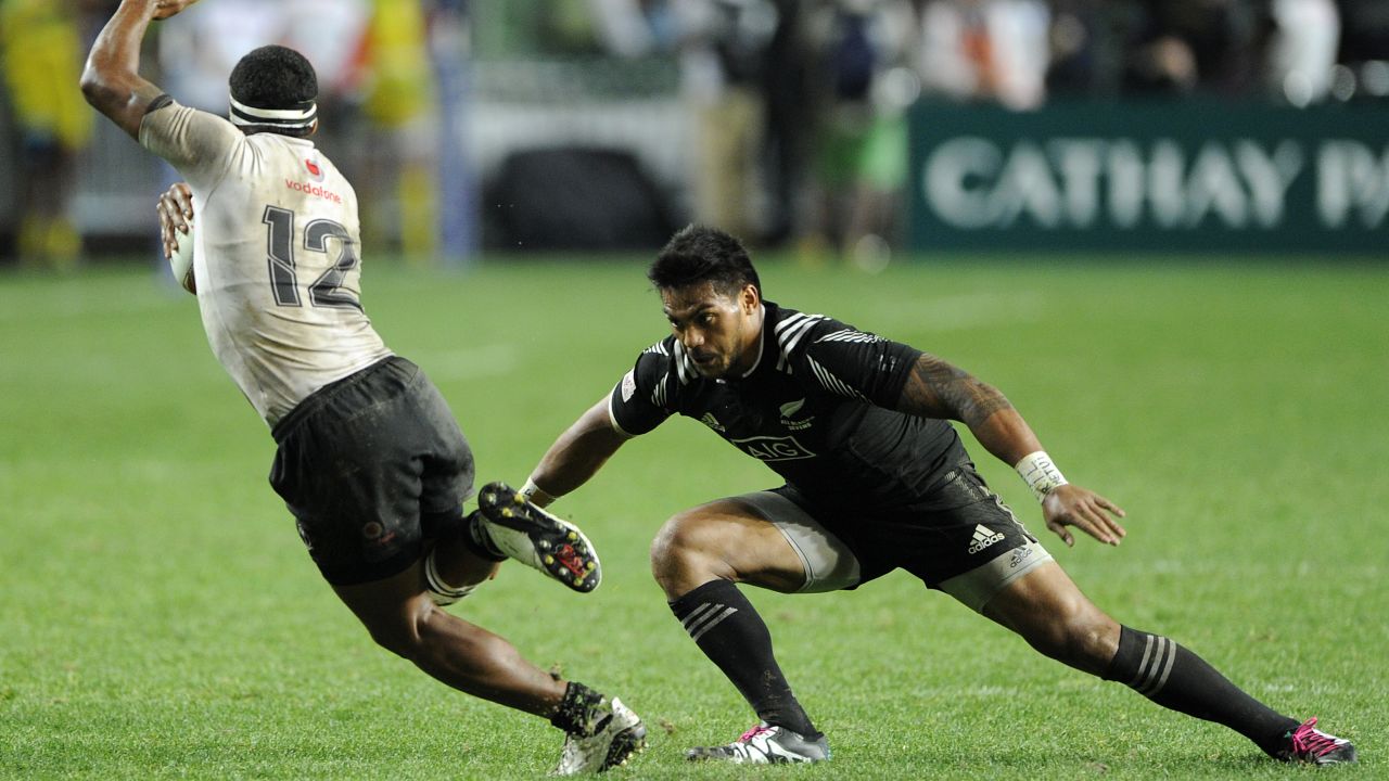 Pita Ahki (R) of New Zealand breaks comes in to tackle Vatemo Ravouvou of Fiji during the Cup Final on the third day of the Hong Kong Rugby Sevens tournament on April 10, 2016.  / AFP / Isaac LAWRENCE        (Photo credit should read ISAAC LAWRENCE/AFP/Getty Images)