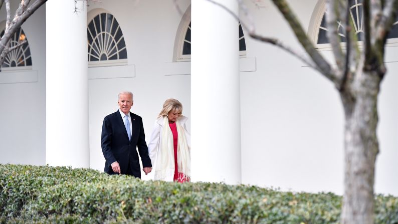 Vice President Joe Biden and his wife, Jill, prepare to leave the White House for the final time.