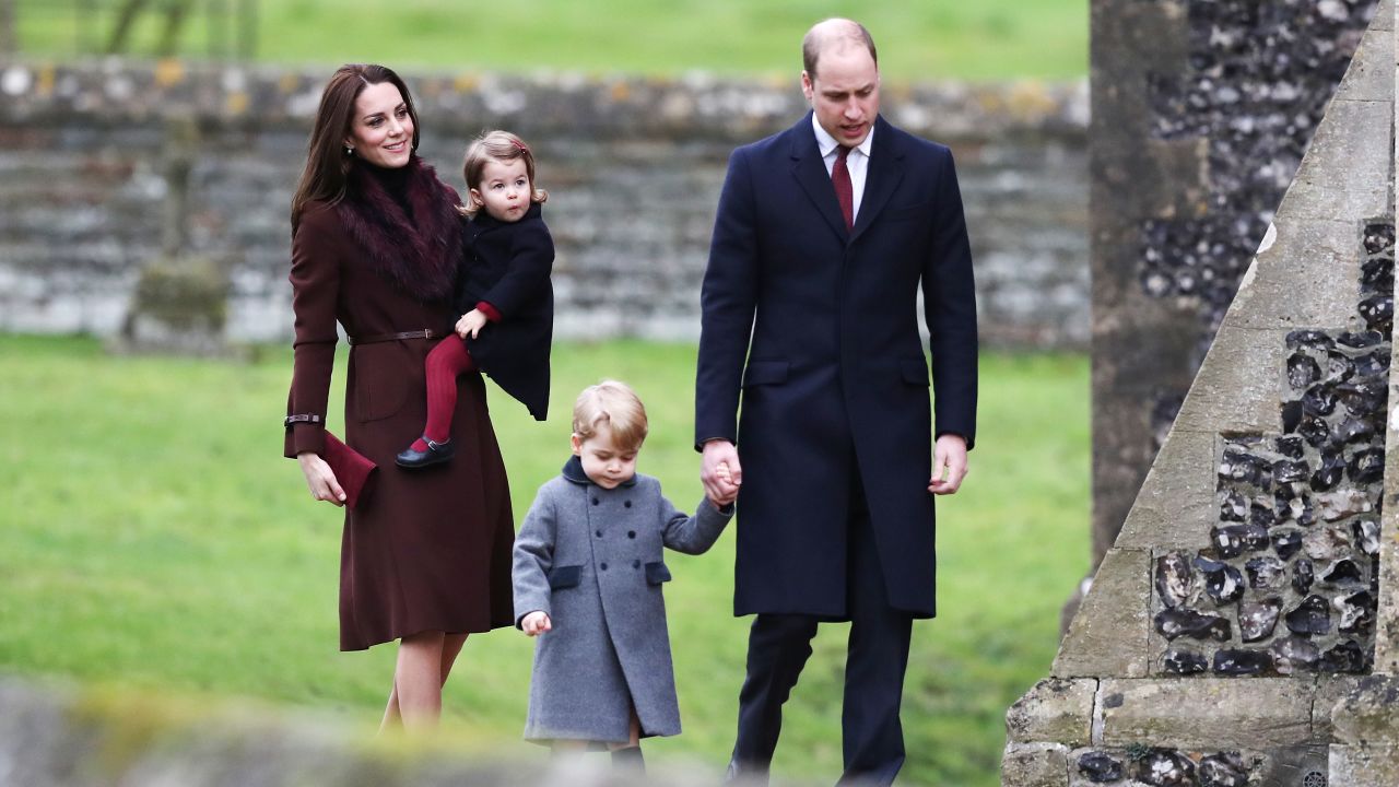 BUCKLEBURY, BERKSHIRE - DECEMBER 25:  Catherine, Duchess of Cambridge and Prince William, Duke of Cambridge, Prince George of Cambridge and Princess Charlotte of Cambridge arrive to attend the service at St Mark's Church on Christmas Day on December 25, 2016 in Bucklebury, Berkshire.  (Photo by Andrew Matthews - WPA Pool/Getty Images)