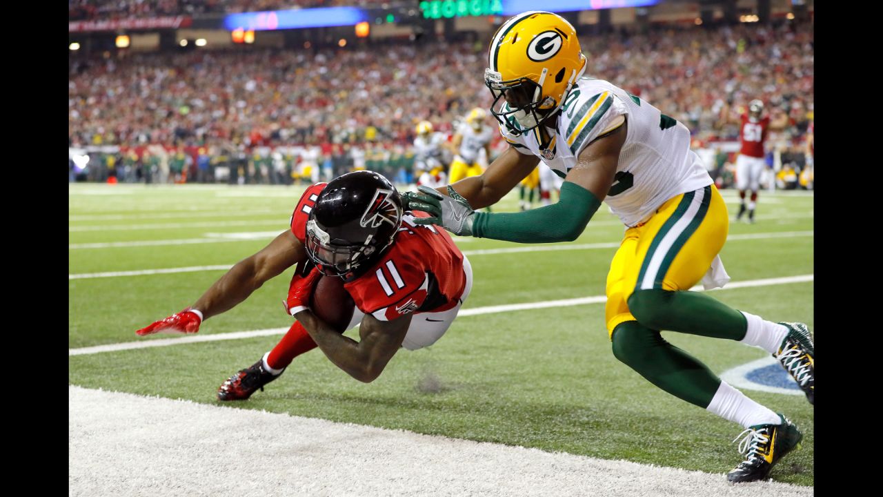 Falcons wide receiver Julio Jones catches a 5-yard touchdown pass late in the second quarter against Packers cornerback LaDarius Gunter.