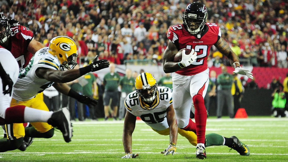Falcons wide receiver Mohamed Sanu runs the ball against the Green Bay Packers during the first quarter.