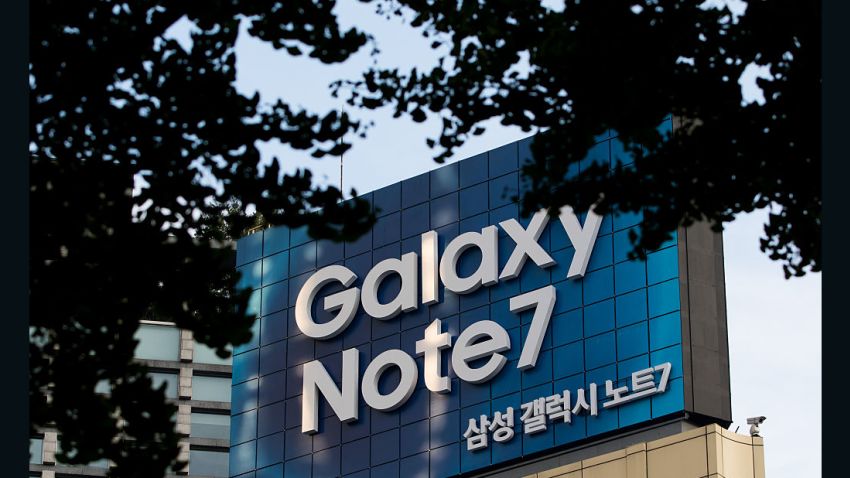An advertisement for the Samsung Electronics Co. Galaxy Note 7 smartphone is displayed in Seoul, South Korea, on Wednesday, Oct. 12, 2016. Samsung halted sales of its Galaxy Note 7 smartphones and asked consumers to stop using the ones they've already purchased, another blow to South Korea's largest company as it struggles with a crisis over exploding batteries. Photographer: SeongJoon Cho/Bloomberg via Getty Images