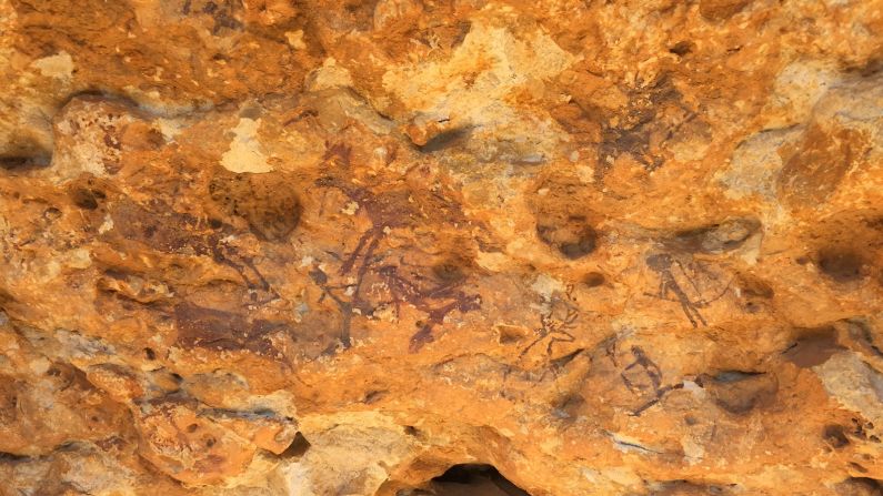 <strong>Cave paintings: </strong>Along the stone wall to the left of the hermitage church at Serra de Godall, there are rock shelters decorated with ancient cave art. 