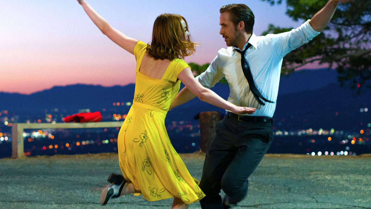 Sebastian (Ryan Gosling) and Mia (Emma Stone) in LA LA LAND. Photo credit: Dale Robinette