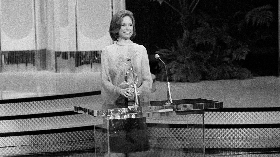 Moore accepts a People's Choice Award in 1977.