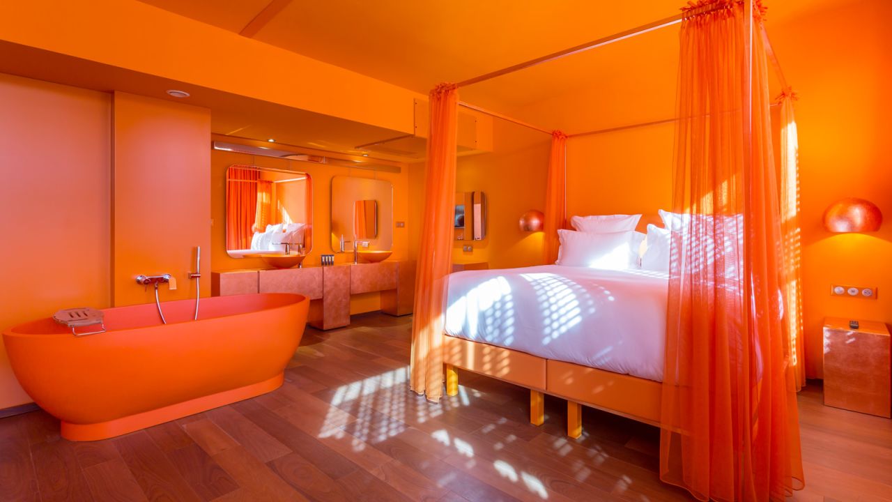OFF Paris Seine's Sunset Suite: Full blast of orange. 