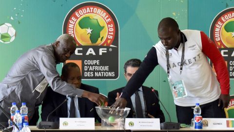 Diarra and Dabo draw lots under the watchful eye of CAF president Issa Hayatou.
