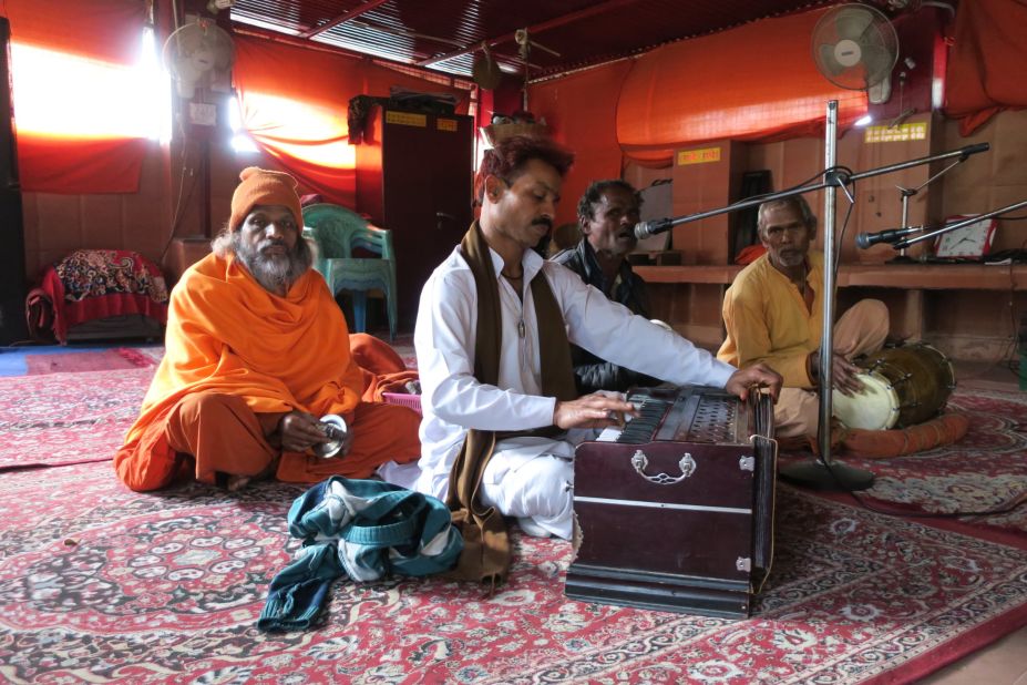 <strong>Kirtan:</strong> Kirtan players in Rishikesh chant mantras to the gods that last for hours, often playing to no audiences. It is worthwhile sitting in on a session, and participation is usually welcomed. 