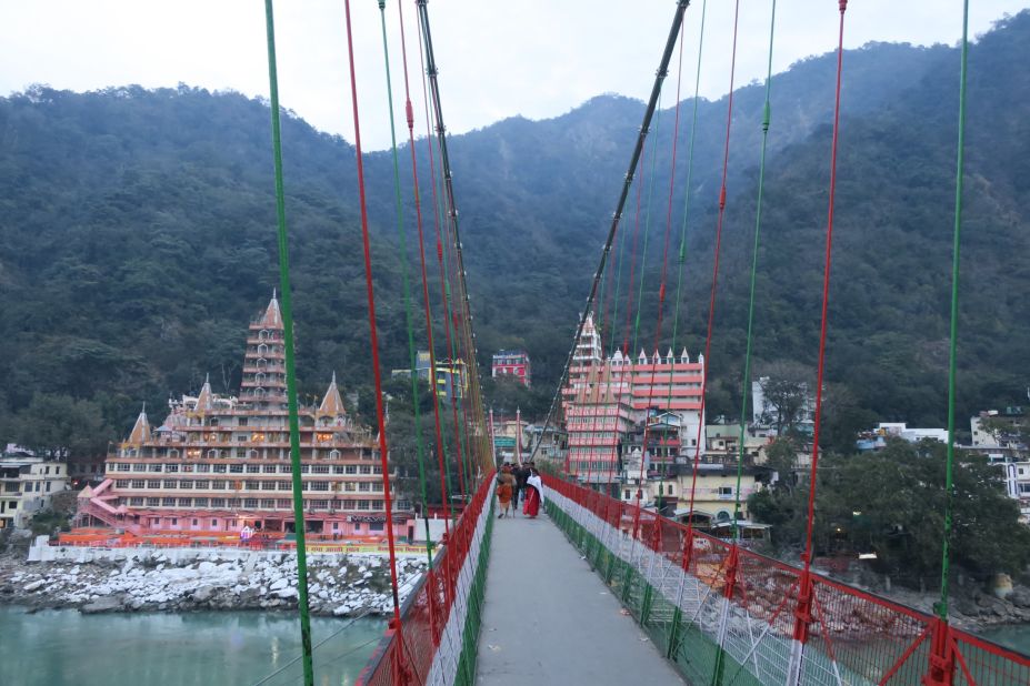 <strong>Kailashananda: </strong>A view of the enormous Kailashananda ashram from the other side of the Ganges, with the busy Lakshman Jhula foot bridge connecting the two sides of town.   