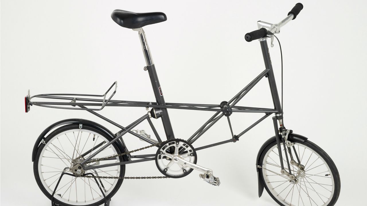 Innovator Alex Moulton introduced the small-wheeled but full-sized bicycle with both front and rear suspension systems for enhanced comfort at the 1962 Earls Court Cycle Show. It ws an instant success and the mold-breaking design became the forerunner of the lightweight small-wheeled bikes and foldable frames popular among urban cyclists today.<br />