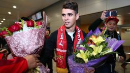 Brazilian football player Oscar (C) receives flowers as he arrives at Shanghai airport on January 2, 2017.  
Brazilian midfielder Oscar landed in Shanghai on January 2, 2017 where the 25-year-old was set to smash the Asian transfer record with a reported 63 million USD deal with Shanghai SIPG. / AFP / STR / China OUT        (Photo credit should read STR/AFP/Getty Images)