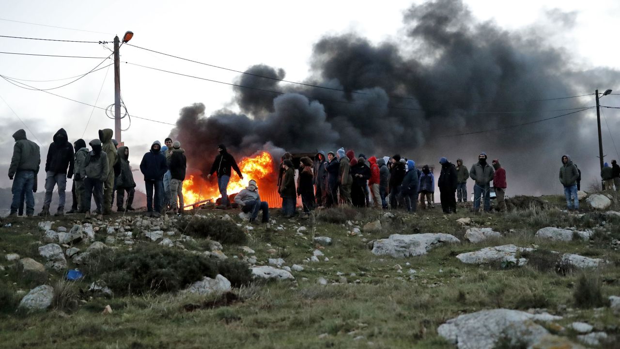 Settlers set tires ablaze at the Amona outpost as Israeli security forces prepare to evict occupants.