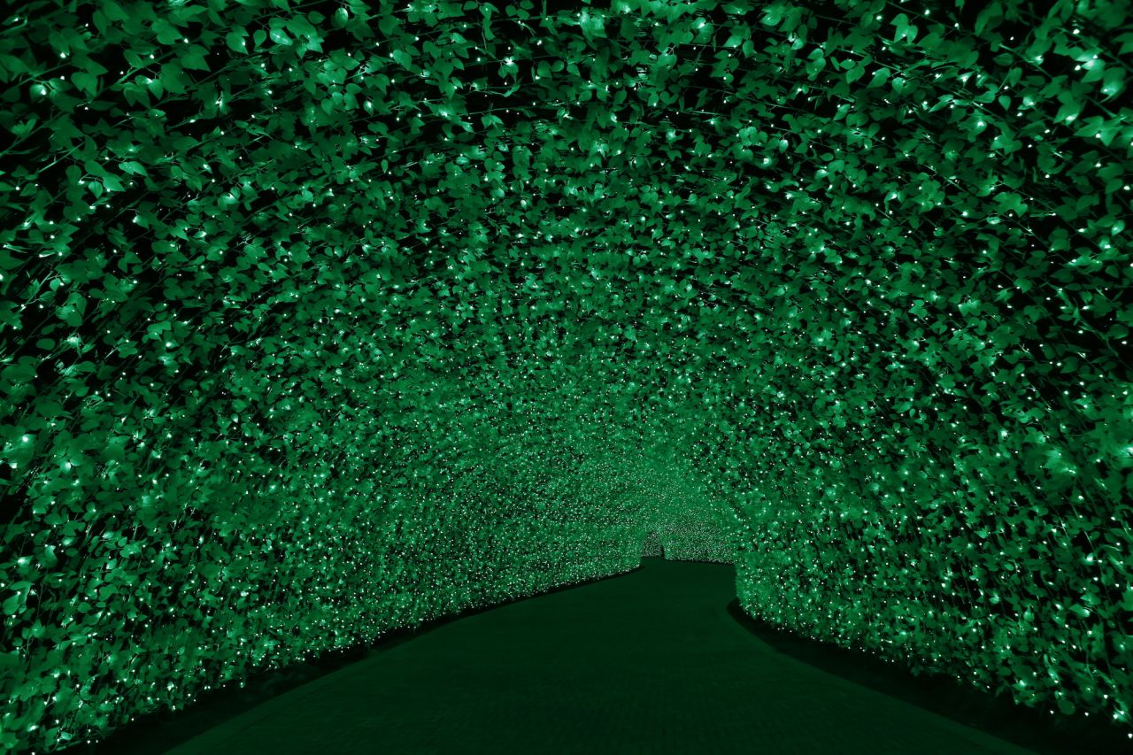 <strong>Tunnel of lights: </strong>The tunnel's lights change color, swapping between hues of green, red and orange. 