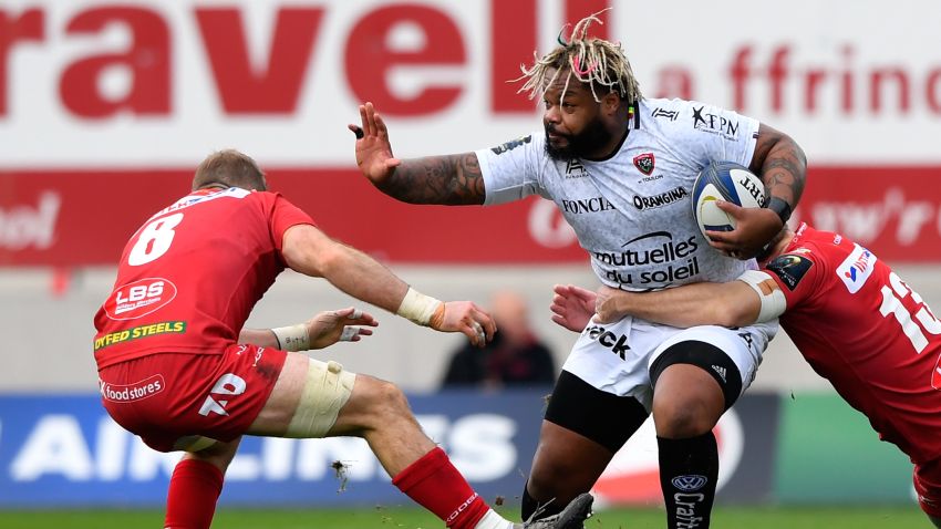 LLANELLI, WALES - DECEMBER 18:  Toulon centre Mathieu Bastareaud makes a break during the European Rugby Champions Cup match between Scarlets and RC Toulonnais at Parc Y Scarlets on December 18, 2016 in Llanelli, United Kingdom.  (Photo by Stu Forster/Getty Images)