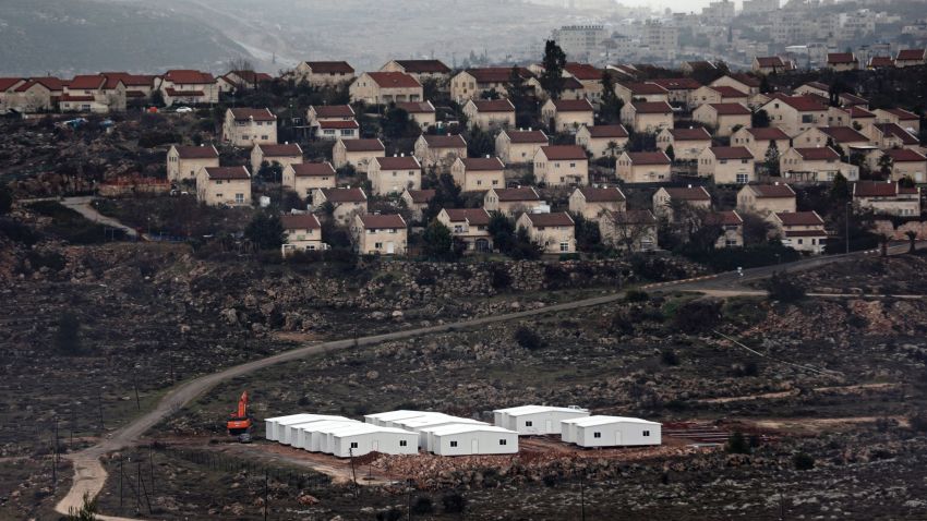 De nouvelles maisons préfabriquées sont en construction en Cisjordanie entre l'avant-poste israélien d'Amona et la colonie israélienne d'Ofra (en arrière-plan), au nord de Ramallah, le 31 janvier 2017. Le Parlement israélien a reporté un vote qui lui permettrait de s'approprier des centaines de maisons. d'hectares de terres palestiniennes en Cisjordanie occupée, indique le site Internet du Parlement.  / AFP / THOMAS COEX (Le crédit photo doit se lire comme suit : THOMAS COEX/AFP/Getty Images)